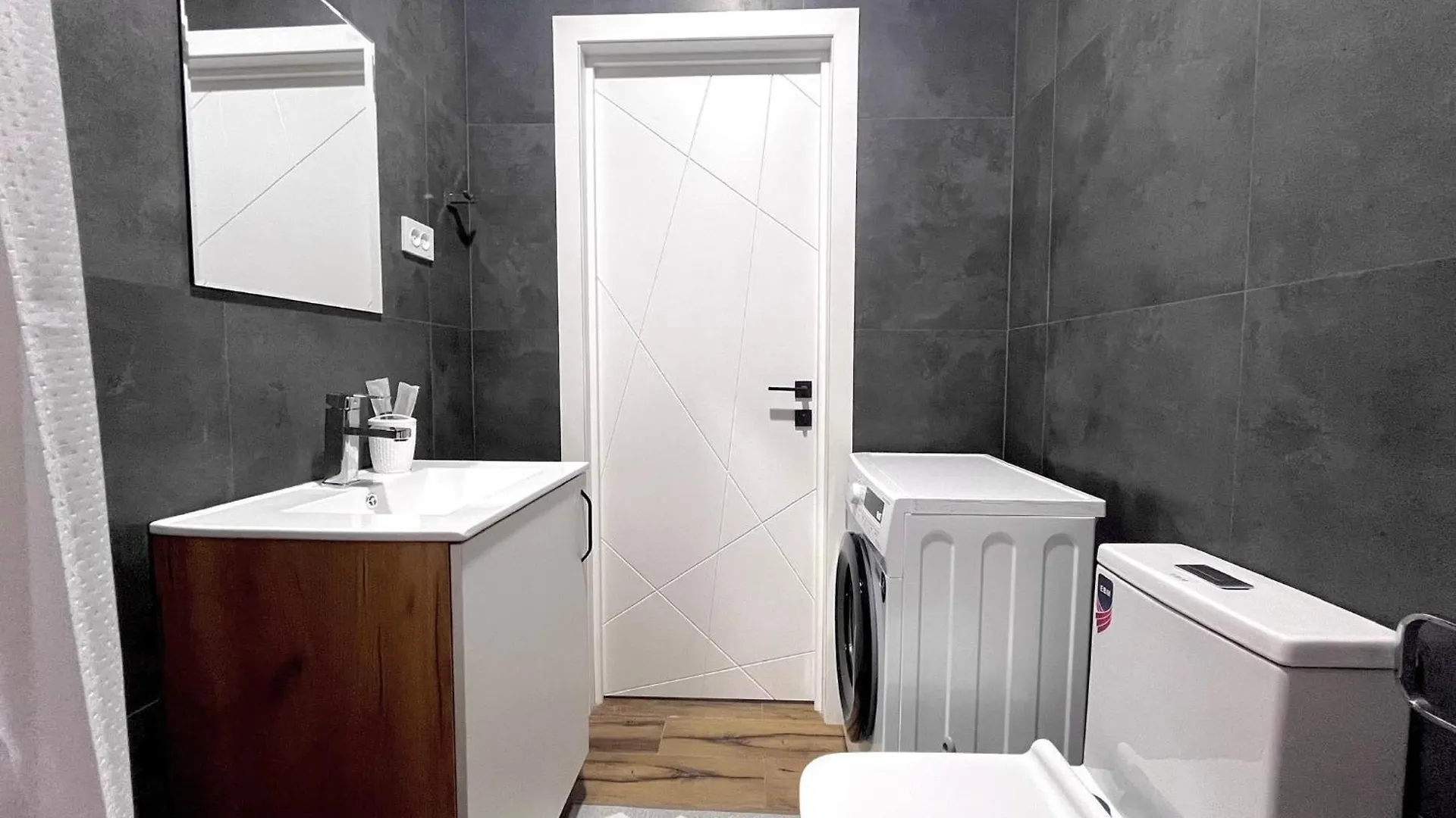 Apartment Bright Raimbek19-21 Residence 1Br, Next To Metro & Drinking Water As A Gift Almaty